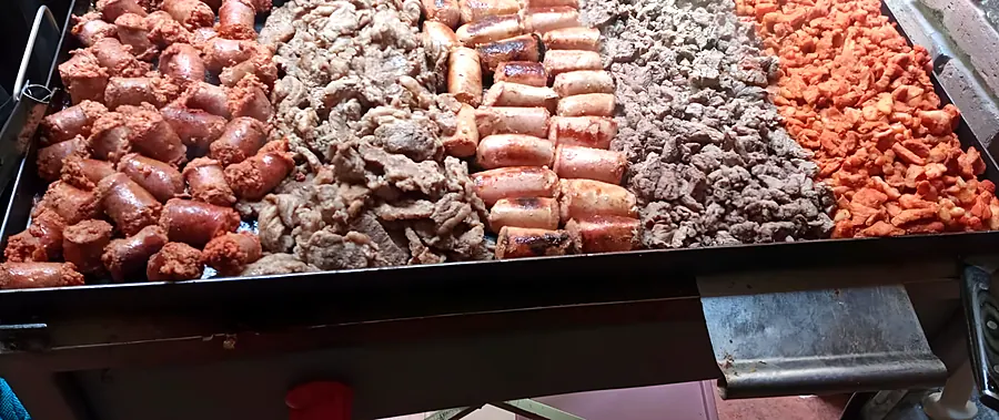 Chorizo y carnes en la parrilla