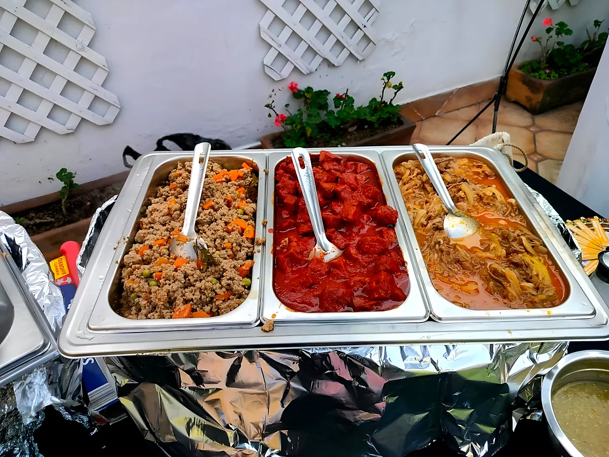 Charolas con guisados para taquiza montadas en buffet