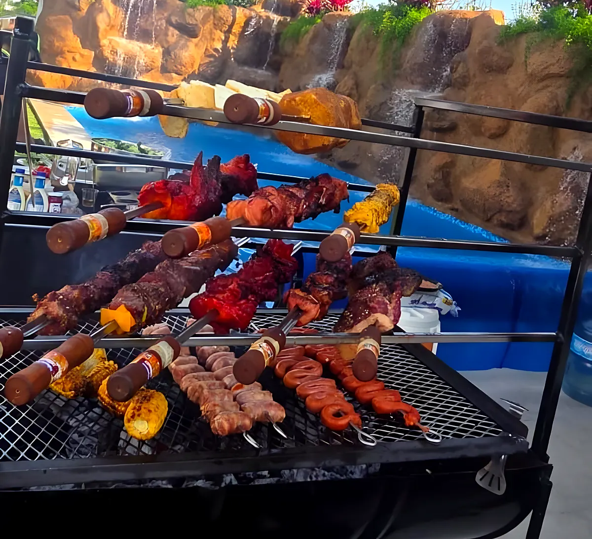 Espadas de carne asándose sobre brasas