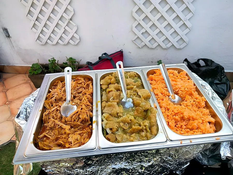 Guisados en charolas de buffet