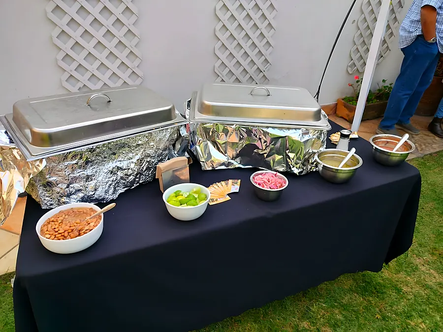 Mesa de buffet con cazuelas y salsas